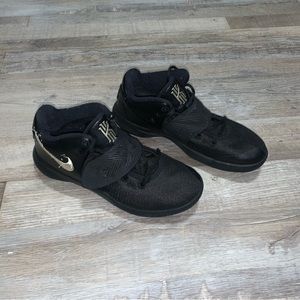 NIKE KYRIE FLYTRAP III BQ3060-008 Men Size 8 Black